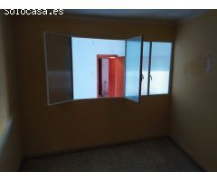 Piso con un bajo hecho vivienda y garaje.