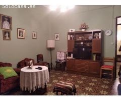 Casa de dos plantas en el corazón de la ciudad