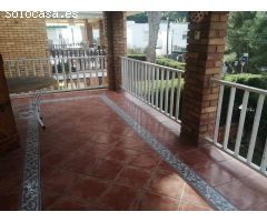 Chalet con jardín y piscina en excelente ubicación!