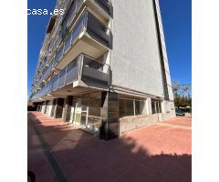 Local esquinero en complejo con 80 viviendas