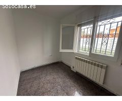 SE VENDE CASA DE 3 HABITACIONES CON JARDÍN, PISCINA Y GARAJE