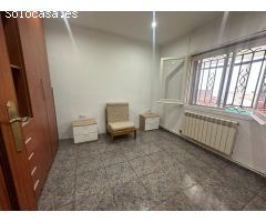 SE VENDE CASA DE 3 HABITACIONES CON JARDÍN, PISCINA Y GARAJE