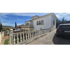 Impresionante Chalet en Urbanización Encinares de Alcolea con piscina y amplias estancias.