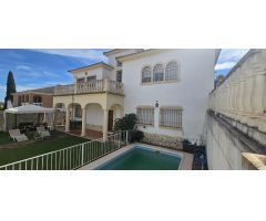 Impresionante Chalet en Urbanización Encinares de Alcolea con piscina y amplias estancias.