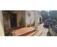 Impresionante Chalet en Urbanización Encinares de Alcolea con piscina y amplias estancias.