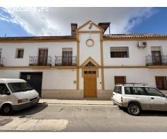 ¡Oportunidad única en Puente Genil! Vivienda en esquina en Calle Luis Vives