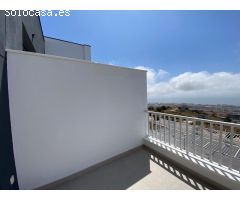 Piso de 3 dormitorios, 2 baños, 2 parkings y trastero, terraza 15.5 m2  con vistas al mar.