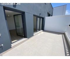 Piso de 3 dormitorios, 2 baños, 2 parkings y trastero, terraza 15.5 m2  con vistas al mar.