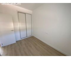 Piso de 3 dormitorios, 2 baños, 2 parkings y trastero, terraza 15.5 m2  con vistas al mar.