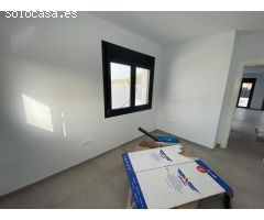 Pareado 3 dormitorios y salita 9.5 m2 con jardín 160 m2 y semisótano 87 m2 con piscina propia