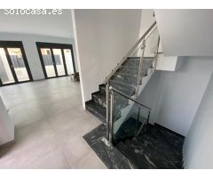 Pareado 3 dormitorios y salita 9.5 m2 con jardín 160 m2 y semisótano 87 m2 con piscina propia