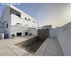Pareado 3 dormitorios y salita 9.5 m2 con jardín 160 m2 y semisótano 87 m2 con piscina propia