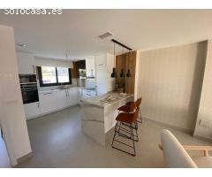 Adosado con solárium 50m2, patio 22.5 m2, semisótano 25.95 m2