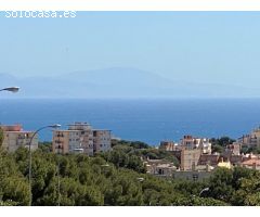 bajo con terraza 27 m2 y jardin 53 m2, con dos aparcamientos, trastero. Piscina comunitaria
