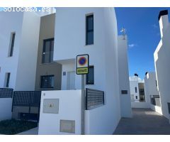 Adosado esquina con jardín 23.6 m2 y solárium 49 m2, sótano 41.6 m2 con aparcamiento subterráneo