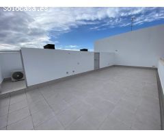 ático dúplex con solárium 44 m2 y terraza 10 m2 con 2 plazas aparcamiento y trastero. Piscina comuni