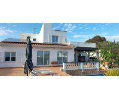 CHALET CON PISCINA Y VISTAS AL MAR