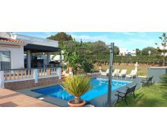 CHALET CON PISCINA Y VISTAS AL MAR