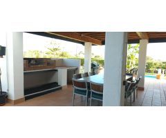 CHALET CON PISCINA Y VISTAS AL MAR