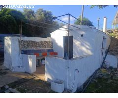 Caseta de aperos con agua del pueblo