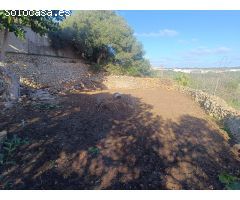 Caseta de aperos con agua del pueblo