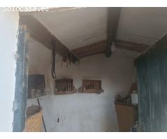 Caseta de aperos con agua del pueblo