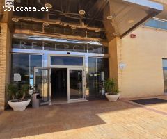 APIHOUSE VENDE ACOGEDOR APARTAMENTO CON VISTAS A LA PISCINA EN GUARDAMAR DEL SEGURA. DESDE 80.999€