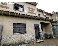 Adosado de 5 dorm, 3 baños y 2 patios en Centro de Yuncos