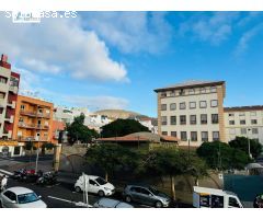 Se vende piso en la zona de la salle , al lado del colegio!