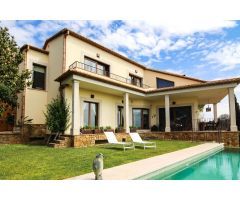 IMPRESIONANTE CHALET EN VENTA EN OLVIELLA, CERCA DE SITGES
