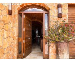 IMPRESIONANTE CHALET EN VENTA EN OLVIELLA, CERCA DE SITGES