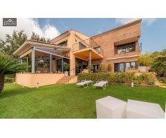Impresionante villa con vistas, piscina y alma mediterránea en Sant Vicenç de Montalt