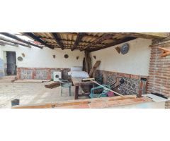 Oportunidad única: Cortijo tradicional con terreno y piscina en Nerja
