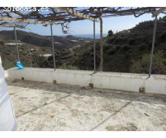 Cortijo en Torrox con 30.000 m2 de terreno en bancales