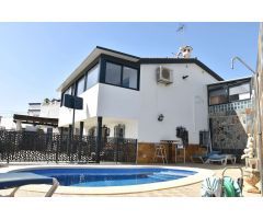 Chalet en la Exótica (Nerja) con jardín, piscina y vistas