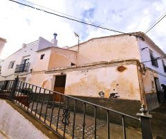 Tu Refugio entre el Mar y la Montaña: Casa tradicional a un precio asequible en Rubite (Granada)