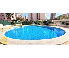 SE VENDE ATICO DE DOS DORMITORIOS CON TERRAZA DE 70 METROS EN BENIDORM LEVANTE