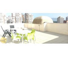 SE VENDE ATICO DE DOS DORMITORIOS CON TERRAZA DE 70 METROS EN BENIDORM LEVANTE