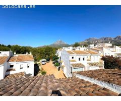 SE VENDE ADOSADO DE DOS DORMITORIOS EN LA NUCIA CON VISTAS AL MAR