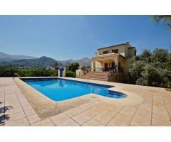 Villa de estilo rústico con terreno