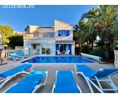 CHALET EN PRIMERA LINEA DE MAR CON LICENCIA VACACIONAL ACTIVA