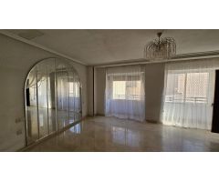 Se Vende Casa de Tres Plantas con garaje doble y trastero.