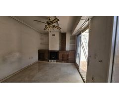 Se Vende Casa de Tres Plantas con garaje doble y trastero.