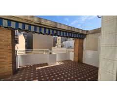 Se Vende Casa de Tres Plantas con garaje doble y trastero.