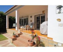 Chalet con amplio jardin y grandes estancias,cobertizo,garaje y cerca de Arroyo.