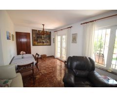 Chalet con amplio jardin y grandes estancias,cobertizo,garaje y cerca de Arroyo.