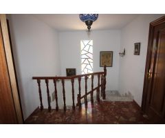 Chalet con amplio jardin y grandes estancias,cobertizo,garaje y cerca de Arroyo.