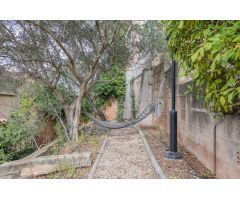 Un refugio en el centro de Manresa: jardín, piscina y espacio para todo lo que te hace feliz