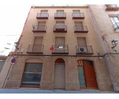 CASA EN VENTA EN TORTOSA CON LOCAL COMERCIAL SITUADA EN EL CENTRO