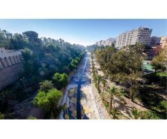 Solar edificable en el Raval, frente al rio